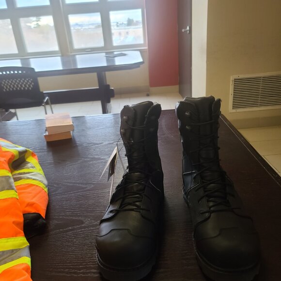 Work boots - Picture 2 of 4